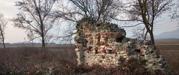 A középkori Sóstókál falu romja